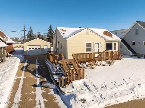 1038 Lake Ave, Bismarck, ND 58504