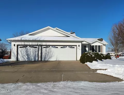 1026 25th St SE, Mandan, ND 58554