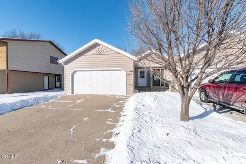 1914 San Diego Dr, Bismarck, ND 58504