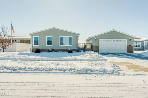 3719 Greensboro Dr, Bismarck, ND 58503