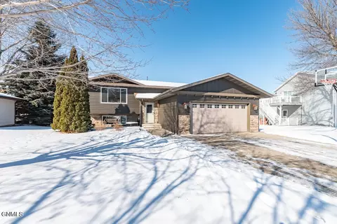 3022 Greenwood Dr, Bismarck, ND 58503
