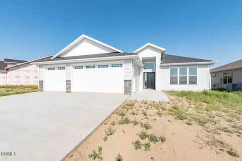 5912 Theodore Ln, Bismarck, ND 58503