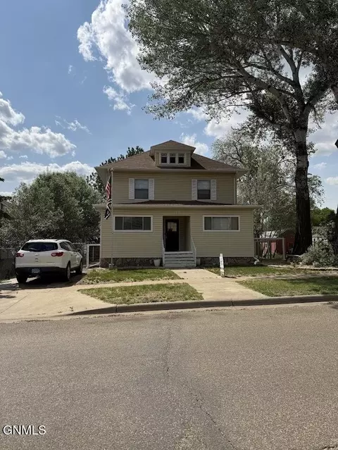 313 Sims St, Dickinson, ND 58601 photo 1