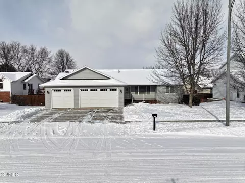 610 York Ln, Bismarck, ND 58503
