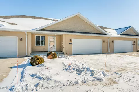 3703 Calgary Ct, Bismarck, ND 58503