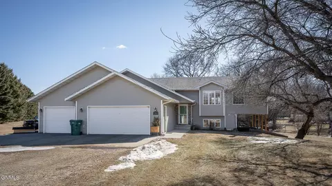 5465 Nordic Pl, Bismarck, ND 58503