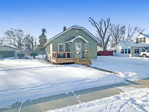 815 3rd Ave E, Williston, ND 58801