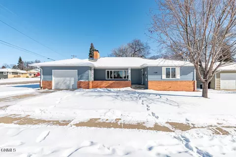 1329 Meredith Dr, Bismarck, ND 58501
