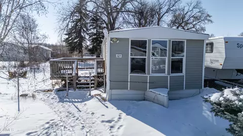 105 Meadow Ln, Mandan, ND 58554