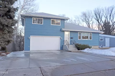 1017 Highland Acres Rd, Bismarck, ND 58501