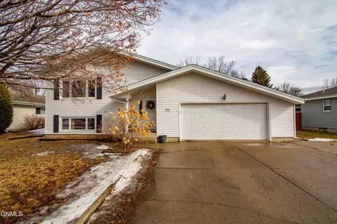 1611 E Omaha Dr, Bismarck, ND 58504