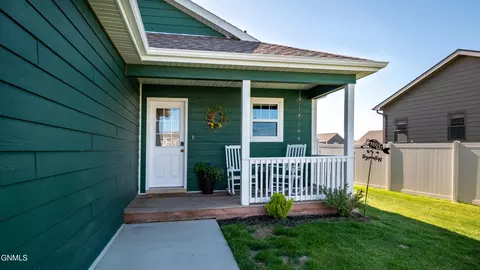 3284 Cody Dr, Dickinson, ND 58601 photo 1