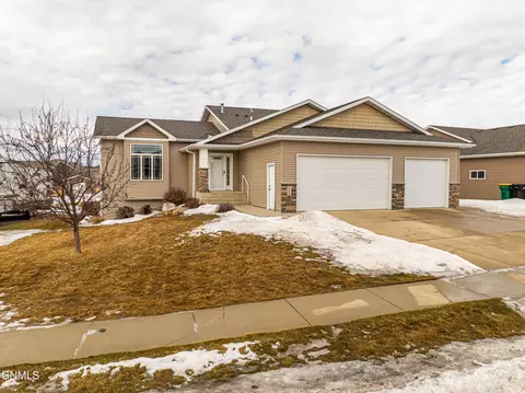 5208 Autumblaze Way, Bismarck, ND 58503