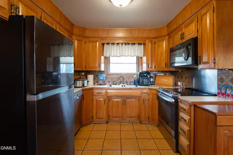 Kitchen - 1715 Divide Ave, Bismarck, ND 58501 photo 2 of 4