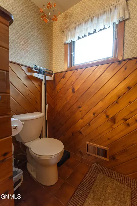 Bath - 1715 Divide Ave, Bismarck, ND 58501 photo 4 of 8