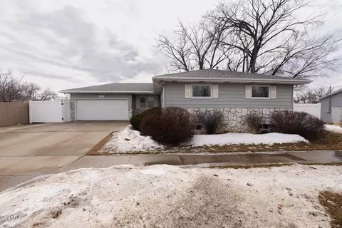 Exterior - 1715 Divide Ave, Bismarck, ND 58501 photo 4 of 6