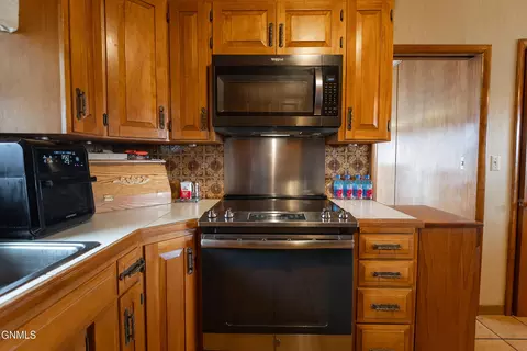 Kitchen - 1715 Divide Ave, Bismarck, ND 58501 photo 4 of 4