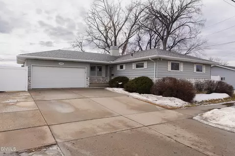 Exterior - 1715 Divide Ave, Bismarck, ND 58501 photo 1 of 6