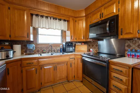 Kitchen - 1715 Divide Ave, Bismarck, ND 58501 photo 3 of 4