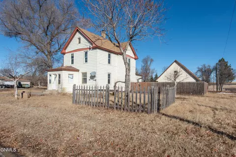 214 Cliff St, Gladstone, ND 58630 photo 3