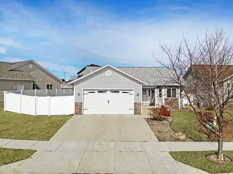1910 Timbers St, Williston, ND 58801