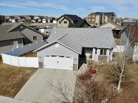1910 Timbers St, Williston, ND 58801 photo 2