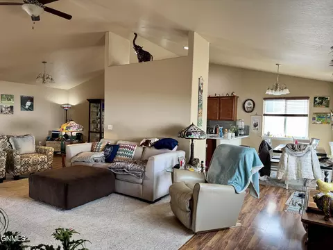 1910 Timbers St, Williston, ND 58801 photo 6
