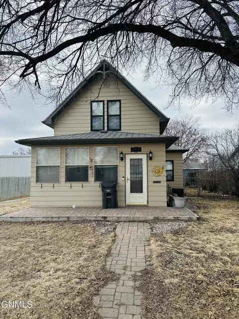 912 11th Ave SE, Jamestown, ND 58401