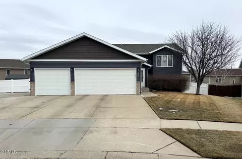 2330 Seneca Cir, Bismarck, ND 58503