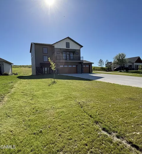 507 Long Dr, Watford City, ND 58854