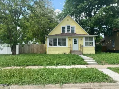 632 2nd St SW, Jamestown, ND 58401