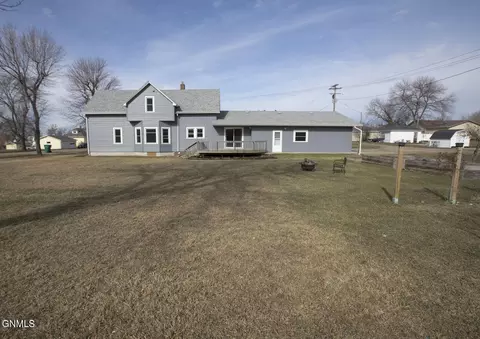 Exterior - 105 2nd Ave NW, Garrison, ND 58540 photo 4 of 8
