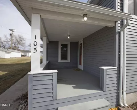 Exterior - 105 2nd Ave NW, Garrison, ND 58540 photo 6 of 8