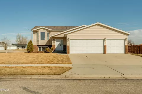 4406 Chamberlain Dr, Bismarck, ND 58503