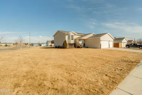 Exterior - 4406 Chamberlain Dr, Bismarck, ND 58503 photo 4 of 12