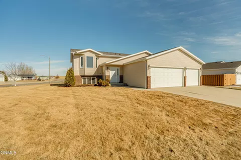 Exterior - 4406 Chamberlain Dr, Bismarck, ND 58503 photo 5 of 12