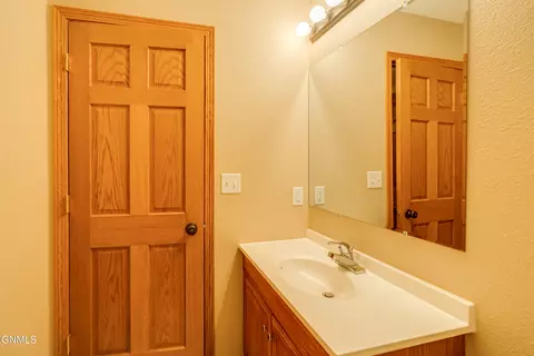 Bath - 4406 Chamberlain Dr, Bismarck, ND 58503 photo 7 of 7