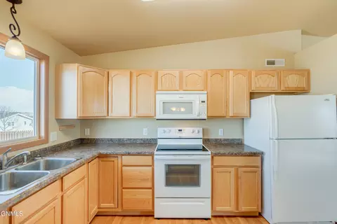Kitchen - 4406 Chamberlain Dr, Bismarck, ND 58503 photo 1 of 4