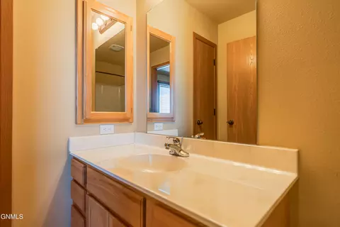 Bath - 4406 Chamberlain Dr, Bismarck, ND 58503 photo 5 of 7