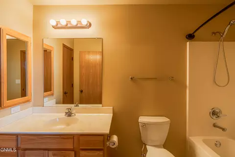 Bath - 4406 Chamberlain Dr, Bismarck, ND 58503 photo 4 of 7