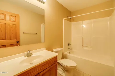 Bath - 4406 Chamberlain Dr, Bismarck, ND 58503 photo 6 of 7