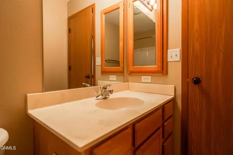 Bath - 4406 Chamberlain Dr, Bismarck, ND 58503 photo 3 of 7