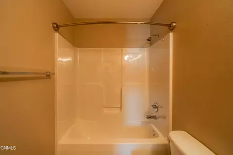 Bath - 4406 Chamberlain Dr, Bismarck, ND 58503 photo 2 of 7