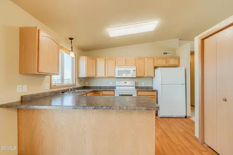 Kitchen - 4406 Chamberlain Dr, Bismarck, ND 58503 photo 4 of 4