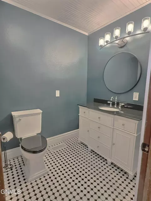 Bath - 415 Mclean Ave, Wilton, ND 58579 photo 4 of 9