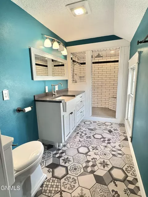 Bath - 415 Mclean Ave, Wilton, ND 58579 photo 5 of 9