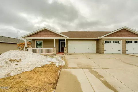 327 Versailles Ave, Bismarck, ND 58503