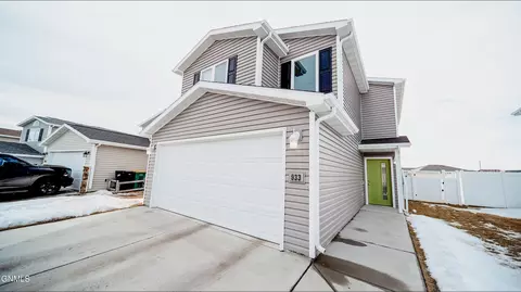 933 Madison Ln, Bismarck, ND 58503 photo 1