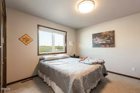 516 Shale Dr, Bismarck, ND 58503 photo 12