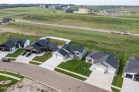 516 Shale Dr, Bismarck, ND 58503 photo 2